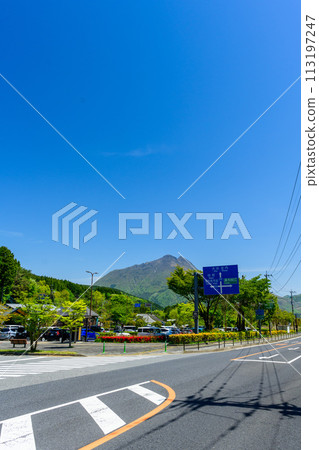 （道路/週邊風景）在藍天的襯托下駕車觀光、短途旅行的道之驛由布院（大分縣由布市由布院） 113197247