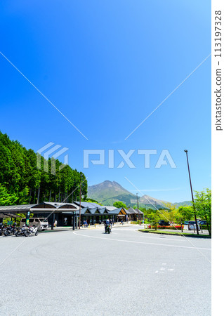 (Surrounding Scenery) Scenery surrounding Yufuin, a roadside station that stands out on a drive trip against the blue sky (Yufuin, Yufu City, Oita Prefecture) (Surrounding Scenery) Scenery surrounding Yufuin, a roadside station that stands out on a drive trip against the blue sky (Yufuin, Yufu City, Oita Prefecture) 113197328