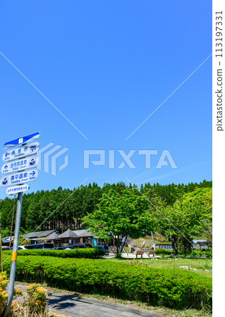 (Surrounding Scenery) Scenery surrounding Yufuin, a roadside station that stands out on a drive trip against the blue sky (Yufuin, Yufu City, Oita Prefecture) (Surrounding Scenery) Scenery surrounding Yufuin, a roadside station that stands out on a drive trip against the blue sky (Yufuin, Yufu City, Oita Prefecture) 113197331