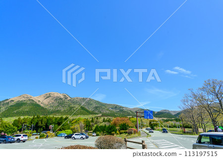 (Surrounding Scenery) Scenery surrounding Yufuin, a roadside station that stands out on a drive trip against the blue sky (Yufuin, Yufu City, Oita Prefecture) 113197515