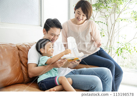 Parent and child sofa popping out picture book 113198578