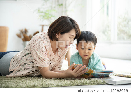 Reading with parents and children Living room Reading with parents and children Living room 113198619