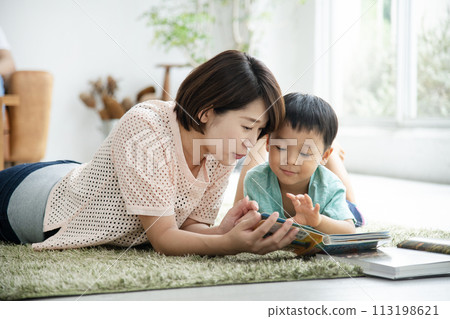 Reading with parents and children Living room Reading with parents and children Living room 113198621