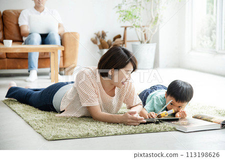 Reading with parents and children Living room Reading with parents and children Living room 113198626