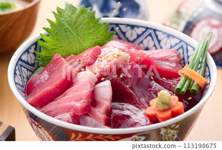 南紀勝浦港鮪魚碗（生鮪魚）瘦肉、中脂鮪魚、大脂鮪魚特寫 113198675