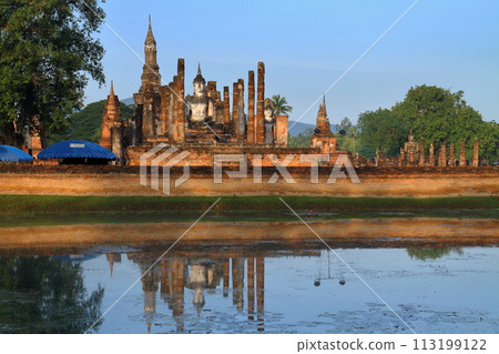 泰國北部古都素可泰世界文化遺產素可泰歷史公園瑪哈泰寺遺址與池塘水鏡 113199122