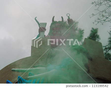 灶門地獄二丁目矗立著一座紅色惡魔雕像，這是別府地獄之旅之一，也是動畫《鬼滅之刃》的聖地。 113199542