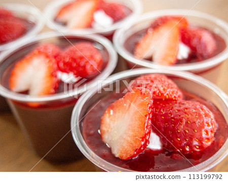 Sweets making chocolate pudding 113199792