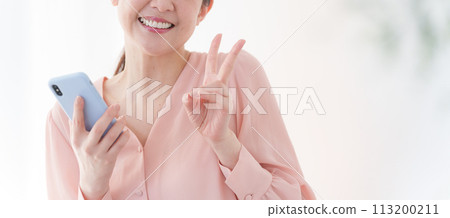操作智能手機的女人 操作智能手機的女人 113200211