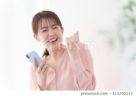 操作智能手機的女人 操作智能手機的女人 113200213