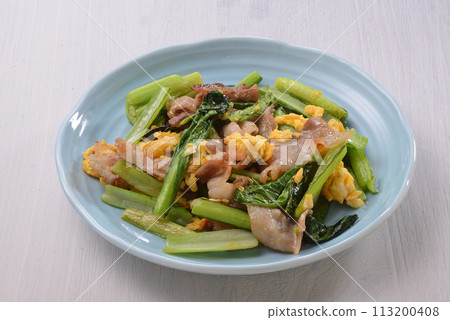 Stir-fried Chinese-style egg with pork and Japanese mustard spinach 113200408