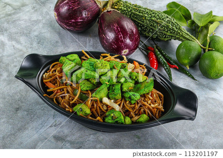 Stir fried noodles with chicken 113201197