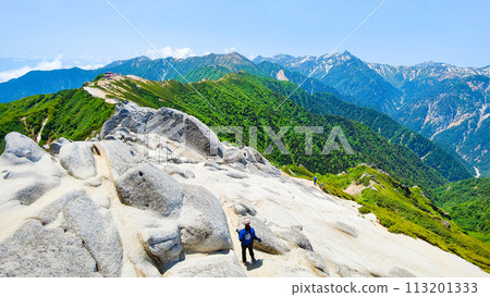 夏季攀登津岳(從津嶽山頂眺望燕山莊、大天陽岳、矢裡岳) 夏季攀登津岳(從津嶽山頂眺望燕山莊、大天陽岳、矢裡岳) 113201333