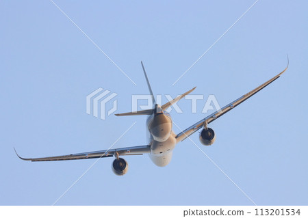客機在夕陽下起飛和爬升 113201534
