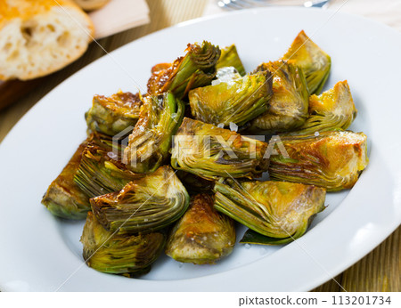 Oil-fried cut artichokes 113201734