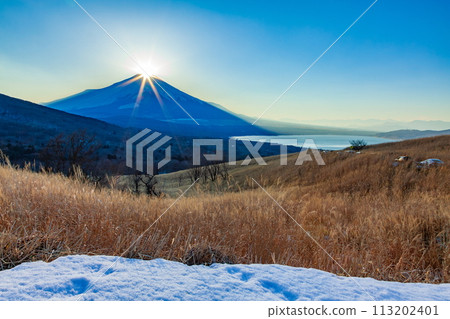 Diamond Fuji in winter as seen from Mikuni Pass, on top of Panorama Deck in Yamanakako Village, Yamanashi Prefecture Diamond Fuji in winter as seen from Mikuni Pass, on top of Panorama Deck in Yamanakako Village, Yamanashi Prefecture 113202401