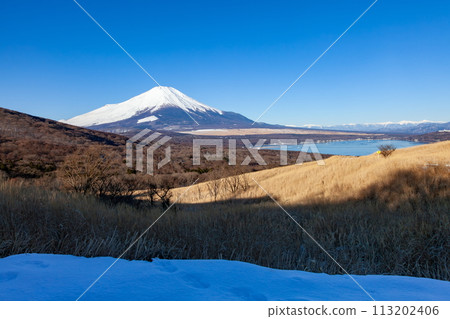 從山梨縣山中湖村的全景平台上的三國峠可以看到冬天的富士山 從山梨縣山中湖村的全景平台上的三國峠可以看到冬天的富士山 113202406