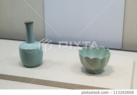 青瓷錘紋瓶（左）青瓷車碗（右）故宮博物院 113202608