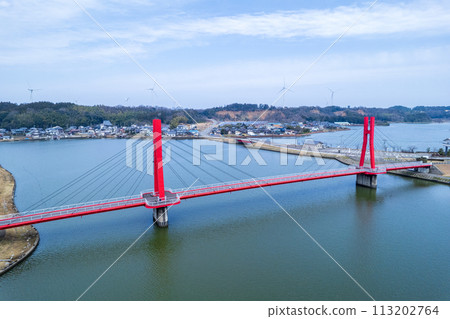 無人機｜航拍北潟湖上閃閃發光的紅色鳶尾花橋｜福井縣蘆原市 113202764