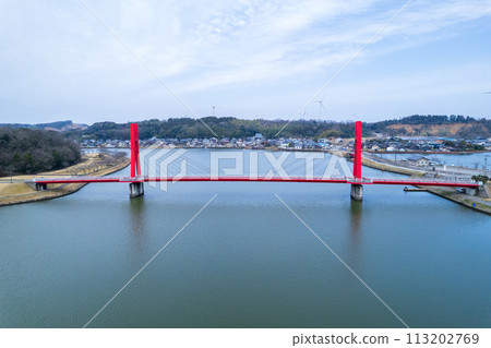 無人機｜航拍北潟湖上閃閃發光的紅色鳶尾花橋｜福井縣蘆原市 113202769