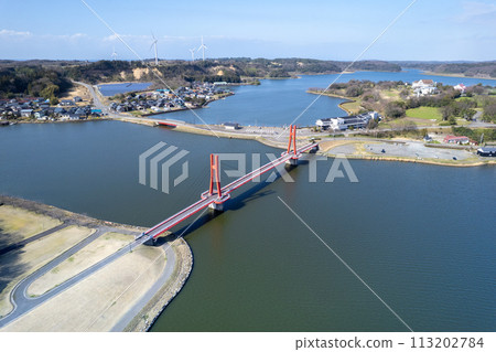 無人機｜航拍北潟湖上閃閃發光的紅色鳶尾花橋｜福井縣蘆原市 113202784