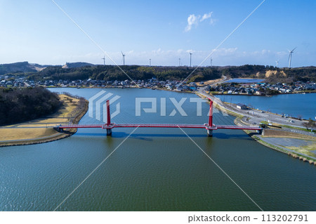 無人機｜航拍北潟湖上閃閃發光的紅色鳶尾花橋｜福井縣蘆原市 113202791