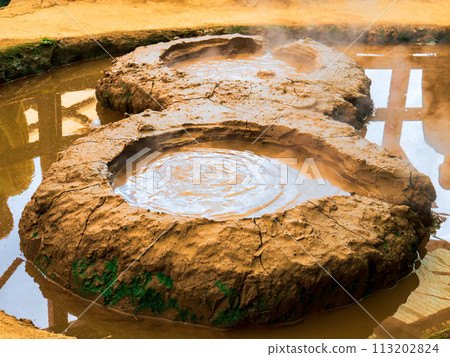 One of the Beppu Hells is the ochre-colored glasses-shaped clay hell in Kamado Jigoku 4-chome, which is also famous as a sacred place for Demon Slayer: Kimetsu no Yaiba. 113202824