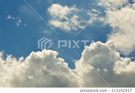 天空中漂浮的雲朵滋養著你的想像力,讓你百看不厭。 天空中漂浮的雲朵滋養著你的想像力,讓你百看不厭。 113202917