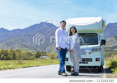 乘露營車旅行的夫婦 113203185