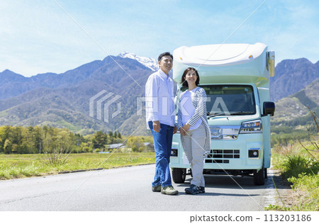 乘露營車旅行的夫婦 113203186