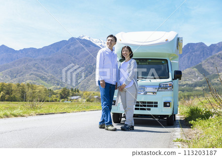 乘露營車旅行的夫婦 113203187