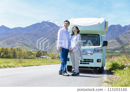 couple traveling by camper 113203188