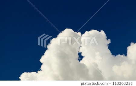 天空中漂浮的雲朵滋養著你的想像力,讓你百看不厭。 天空中漂浮的雲朵滋養著你的想像力,讓你百看不厭。 113203235
