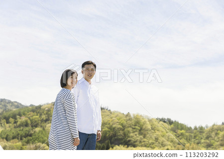 年輕夫婦散步 113203292