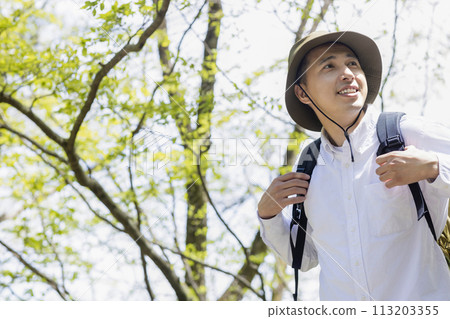 享受在新鮮綠樹中徒步旅行的年輕人 享受在新鮮綠樹中徒步旅行的年輕人 113203355