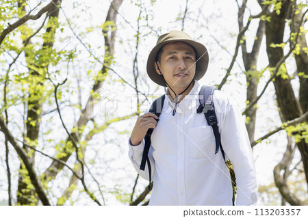 享受在新鮮綠樹中徒步旅行的年輕人 113203357