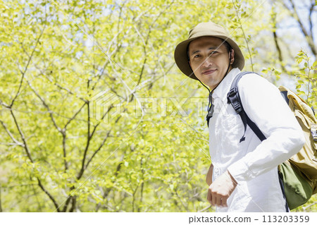 享受在新鮮綠樹中徒步旅行的年輕人 113203359