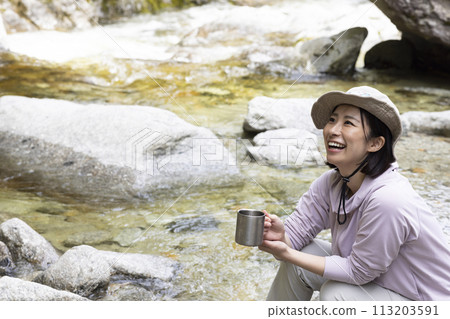 Woman enjoying hiking 113203591