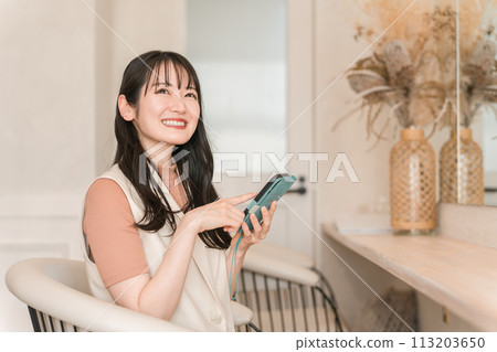 在美容院、美髮沙龍、美甲沙龍或美容院使用智慧型手機的年輕女性 113203650