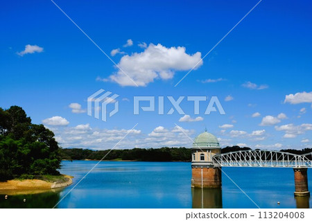 盛夏的多摩湖(村山水庫)白雲藍天景色 盛夏的多摩湖(村山水庫)白雲藍天景色 113204008