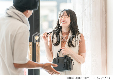 A young woman visits, enters, and leaves a beauty salon/hair salon for hair quality improvement/hair straightening/treatment (hair quality/texture) A young woman visits, enters, and leaves a beauty salon/hair salon for hair quality improvement/hair straightening/treatment (hair quality/texture) 113204625