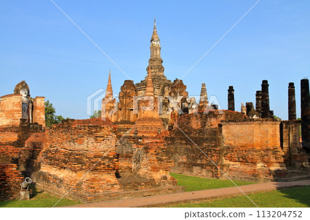素可泰，泰北古都，世界文化遺產素可泰歷史公園，瑪哈泰寺遺址的寶塔與雕像 113204752