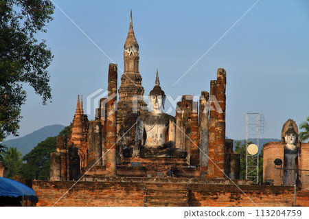素可泰，泰北古都，世界文化遺產素可泰歷史公園，瑪哈泰寺遺址的寶塔與雕像 113204759