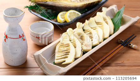 Spring flavor: grilled bamboo shoots 113205694