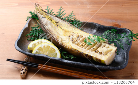 Spring flavor: grilled bamboo shoots 113205704