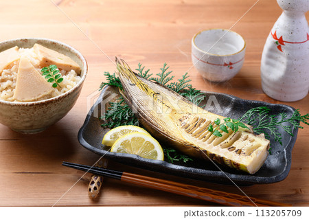 Spring flavor: grilled bamboo shoots 113205709