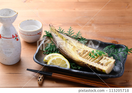 Spring flavor: grilled bamboo shoots 113205718