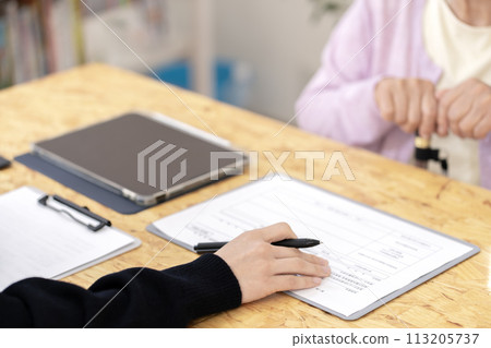 Senior woman undergoing long-term care insurance certification survey Body parts parts cut Senior woman undergoing long-term care insurance certification survey Body parts parts cut 113205737