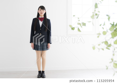 高中女孩從前面微笑著看著相機在易於使用的白色背景全身 113205954