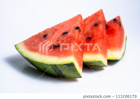 白色背景上排列的切西瓜照片 白色背景上排列的切西瓜照片 113206179
